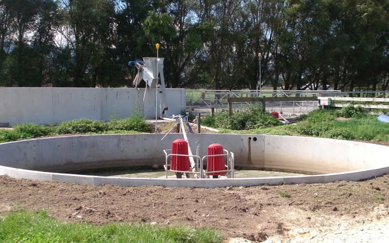 Yardmaster standard series pump and stirrer in the green water storage tank