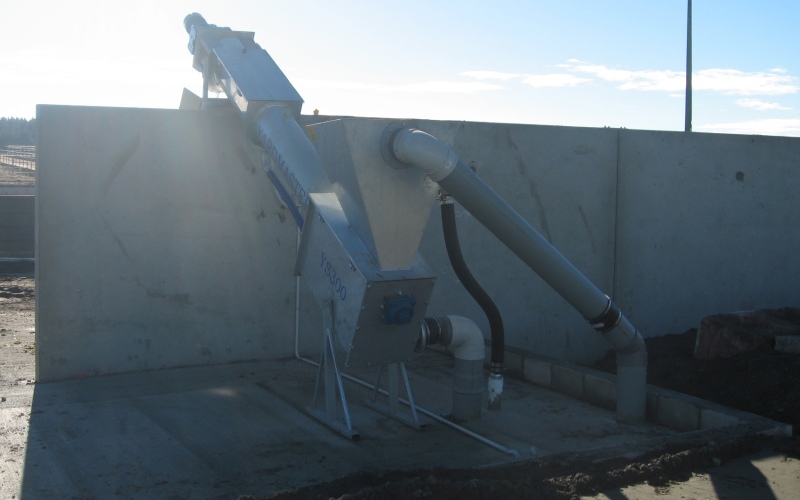 Yardmaster solids separator delivers solid matter into a concrete storage bunker