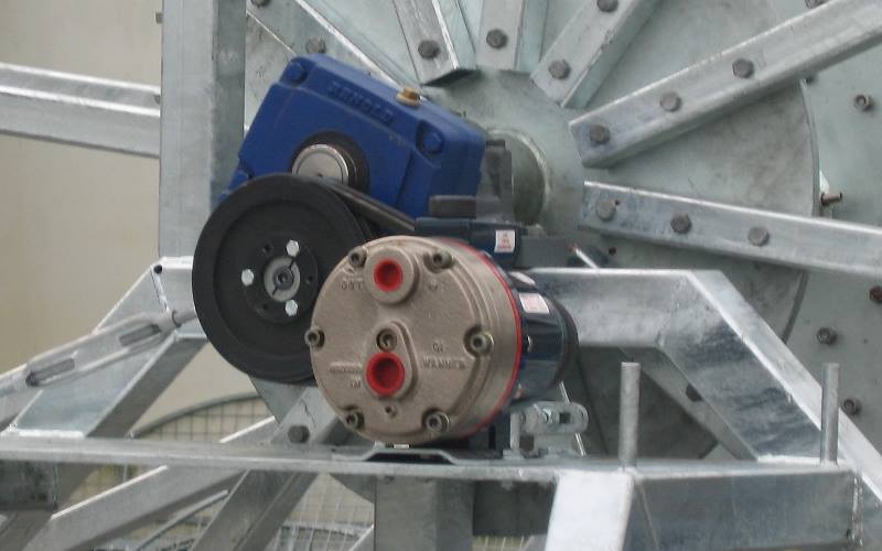 Gearbox and pump arrangement fitted to maintain the wheels functionality